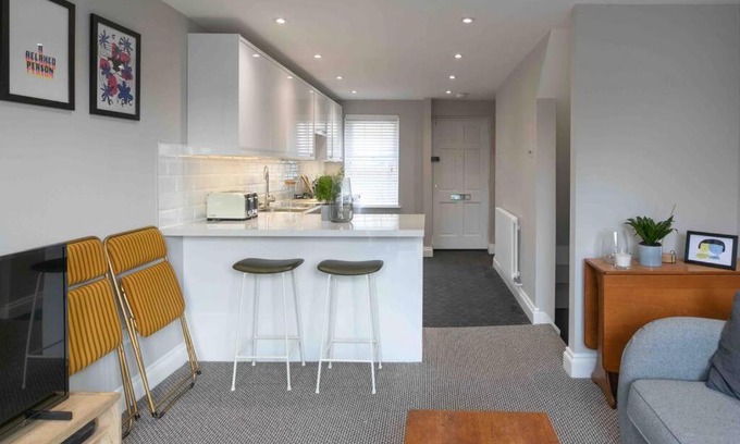 Margate Apartment | Stones Throw