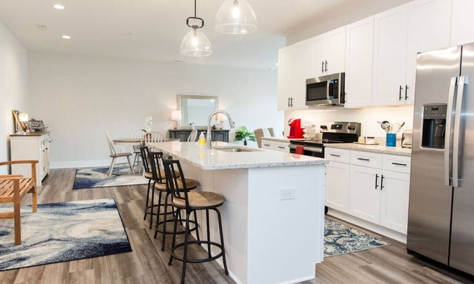 Forest Condo | Stoney Ridge · Cozy 1st Level King Bed Suite - 2 bed 2 bath!