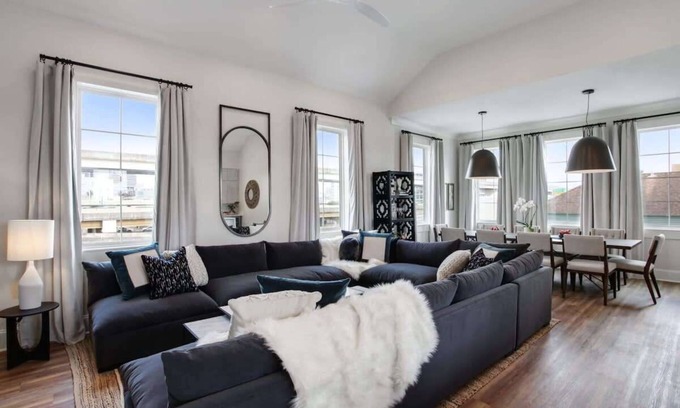 Faubourg Lafayette Hotel | Striking Radiant Unit With Heated Pool