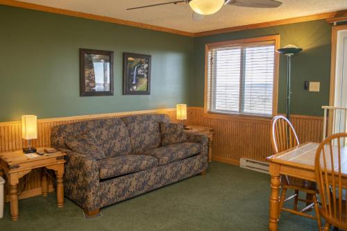 Snowshoe Apartment | Stroll to Slopes, Village Area, Ski in-out MtLodge 294