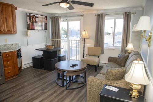 Snowshoe Apartment | Stroll to Slopes, Village Area, Ski in-out MtLodge 343