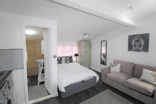 Green Street East Apartment | Studio 2 min walk to Upton Park Station