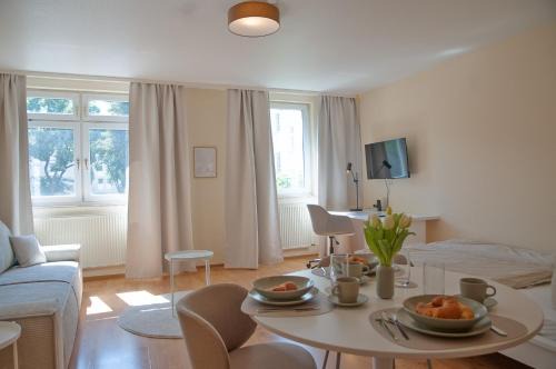 Wedding Apartment | Studio Apartment Berlin Mitte 37m2 - U-Bahn Leopoldplatz by Rooms Berlin