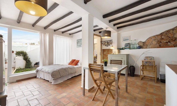 Ferragudo Apartment | Studio Apartment 'Es Mohol' with Shared Terrace, Shared Garden and Wi-Fi