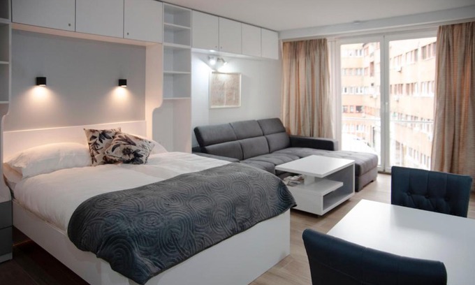 Old Town Apartment | Studio Apartment Theatre View