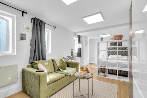Hendon Apartment | Studio Bungalow - sleeps 3, Easy Bus to Wembley Stadium, Parking, Coffee, Snacks