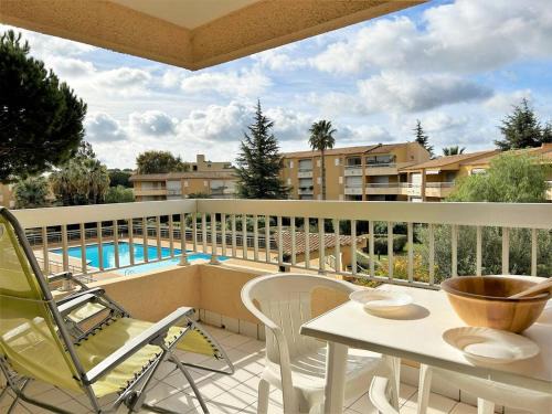 Le Lavandou Apartment | Studio cabine au Lavandou - 4 couchages, climatisé, balcon, piscine, parking inclus - FR-1-251-480