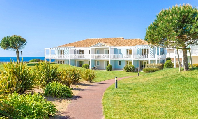 Chateau-d'Olonne Apartment | Studio cosy et ensoleillé en bord de mer