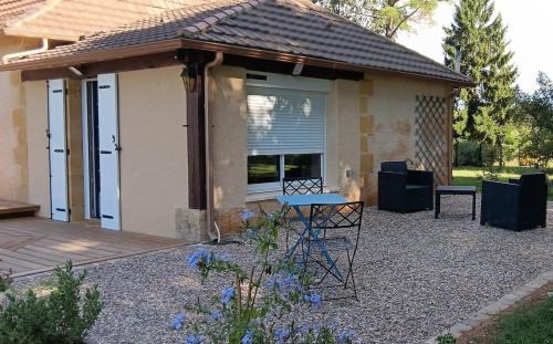 Saint-Avit-Senieur Apartment | Studio for 2 people with pool