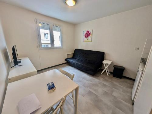 Secteur 1 Apartment | Studio near train station and downtown with free parking