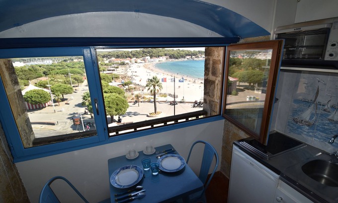 Les Sablettes Apartment | Studio on the Beach, feet in the water