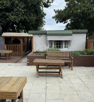 Brunel Apartment | Studio - Sleeps 2 - Garden - Parking - Wifi