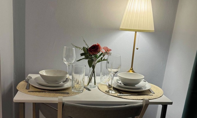 Queen's Park Apartment | Studio - Sleeps 2 - Parking - Close to Paddington