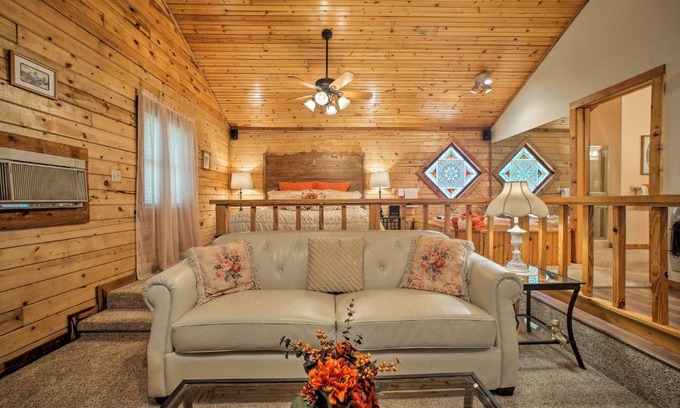 Eureka Springs House | Studio with Deck Near Thorncrown Chapel and Lakes