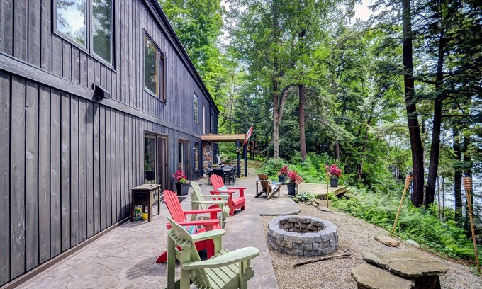 Utterson Cottage | Stunning 4Bed, 2Bath Cottage on Skeleton Lake! 2.7 Acres! Privacy!