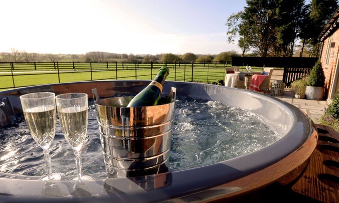 Walton House | Stunning villa for 2 people with pool, hot tub, WIFI, TV, terrace and pets allowed