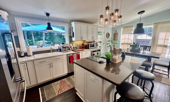 High Point House | Stunning 3 Bedroom Retreat with Inspiring Backyard