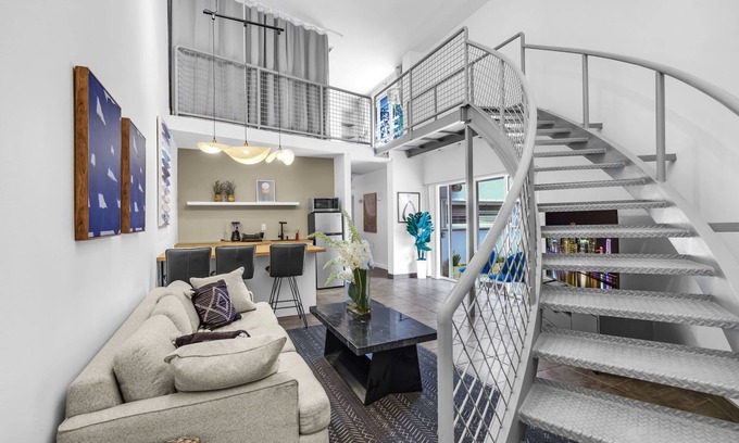 Coral Terrace Apartment | Stunning 3 BR/2 BA Split-Level w Rooftop & Hot Tub Near Miami University