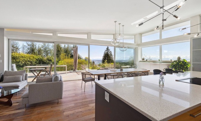 Upper Lonsdale House | Stunning 3BR Upper Lonsdale Contemporary Home