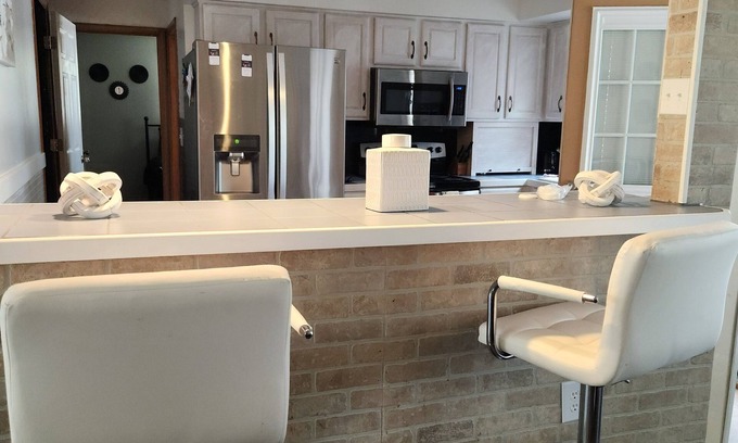 Columbus House | Stunning 4-bedroom all ensuite with a beautiful backyard. Plenty of free parking