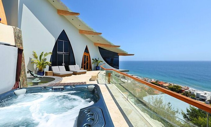 Eastern Malibu Villa | Stunning architectural home in ideal Malibu location