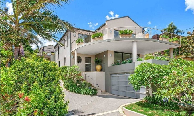 North Curl Curl House | Stunning beach house overlooking North Curl Curl beach