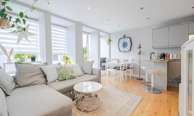 Boscombe Apartment | Stunning Bright Two Bedroom Apartment In Southbourne