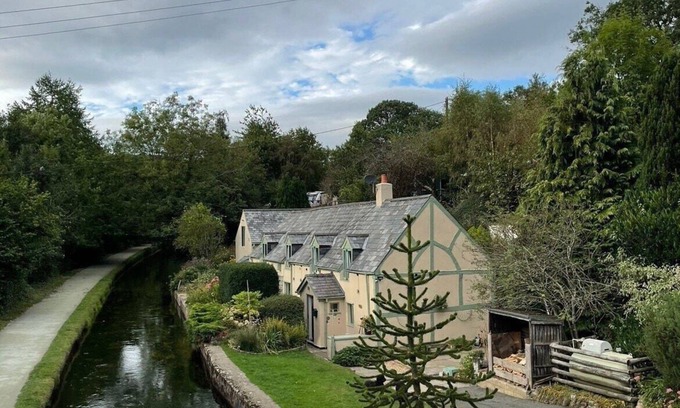 Llangollen Cottage | Stunning Canal Side Cottage in Llangollen.