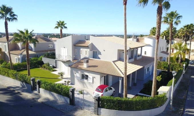Vale Formoso Villa | Stunning contemporary detached villa in Almancil
