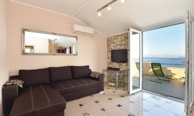 Rogac House | Stunning home in Rogac with WiFi