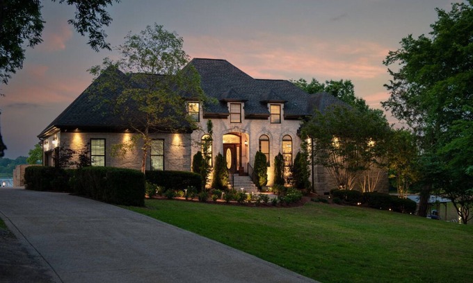 Old Hickory House | Stunning Luxury@Lakehouse Mansion w Pool&Spa10min from airport 20min dwntwn