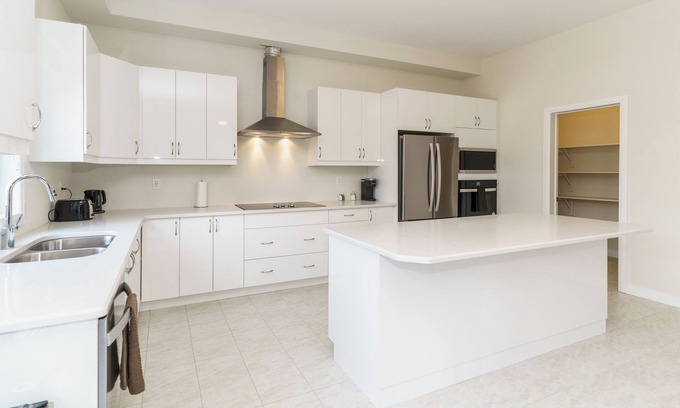 Severn House | Stunning New 4BR ~ WiFi ~ 4 Parking ~ Near Lake