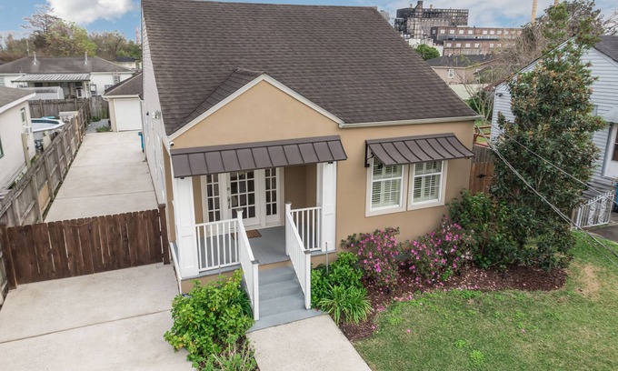 Arabi House | Stunning New Orleans Style Cottage Sleeps 6 with PRIVACY in SAFE Neighborhood