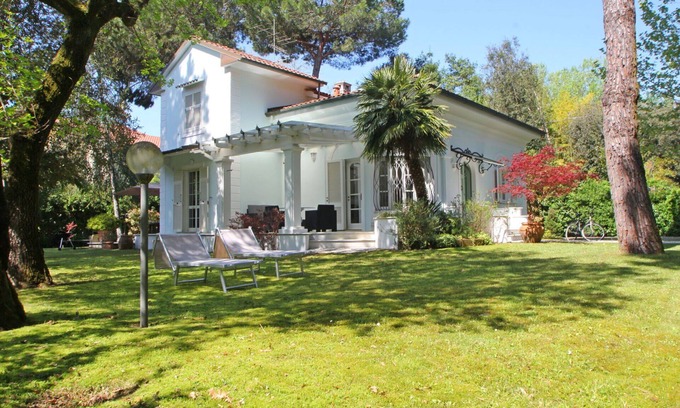Poveromo Villa | Stunning private villa with WIFI, A/C, TV, veranda and pets allowed, close to Forte Dei Marmi