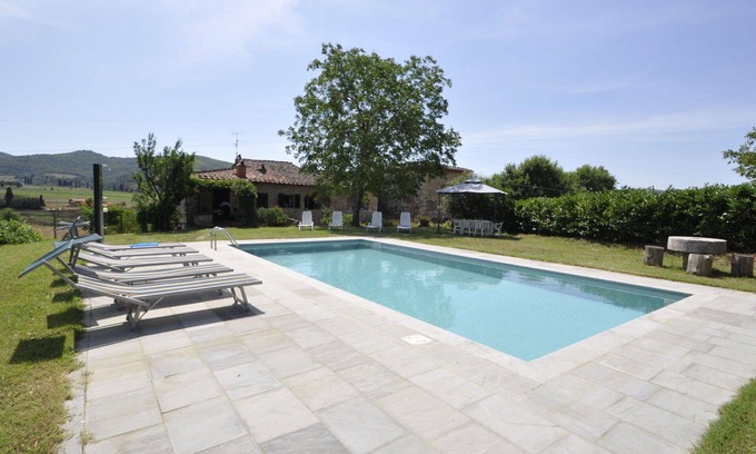 Pieve a Presciano Villa | Stunning private villa for 9 people with WIFI, private pool, TV and pets allowed