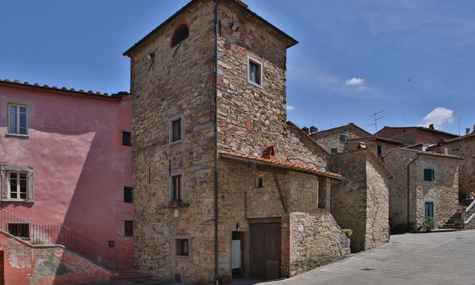 Pergine Valdarno House | Stunning private villa for 2 guests with WIFI, hot tub, A/C, TV and pets allowed, close to Arezzo