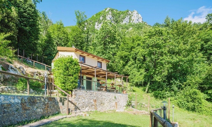 Stazzema House | Stunning private villa for 4 people with WIFI, TV, terrace and pets allowed