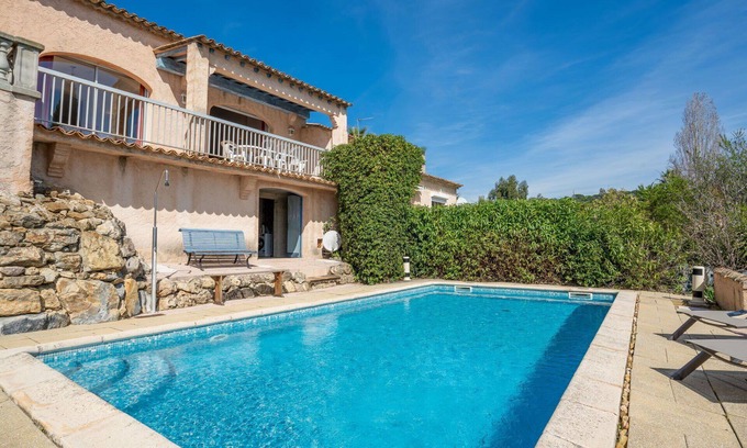 Guerrevieille House | Stunning private villa for 7 guests with WIFI, private pool, TV, balcony and pets allowed