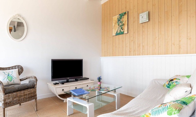 Loupiac House | Stunning private villa with WIFI, private pool, A/C, TV, terrace, pets allowed and panoramic view