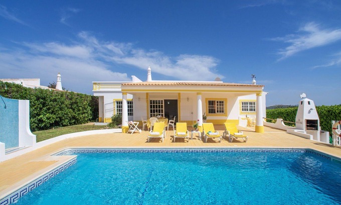 Mem Moniz House | Stunning private villa for 6 people with WIFI, A/C, private pool, TV and terrace