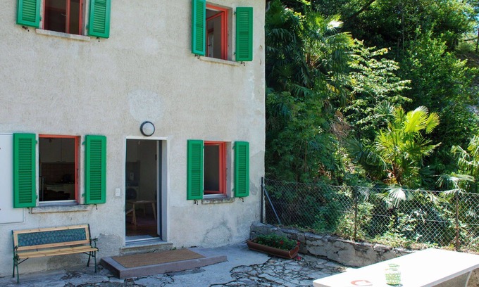 Bellinzona House | Stunning private villa for 4 people with WIFI, TV, patio, pets allowed and panoramic view