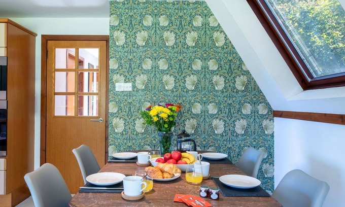 South Laggan House | Stunning private villa for 4 people with WIFI, TV, terrace, pets allowed and panoramic view