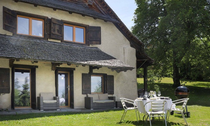 Caux House | Stunning private villa for 5 guests with WIFI, TV, terrace, pets allowed and panoramic view