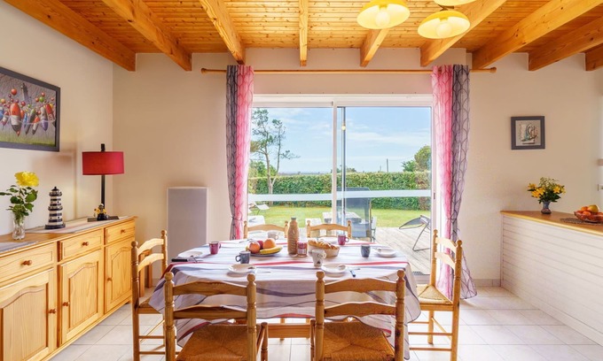 Primelin House | Stunning private villa for 6 guests with TV, terrace and pets allowed