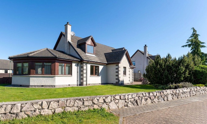 Aviemore Villa | Stunning private villa for 14 guests with WIFI, hot tub, TV, patio and pets allowed
