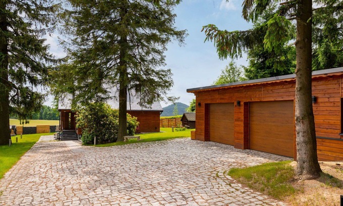Oybin House | Stunning private villa with WIFI, A/C, hot tub, TV, patio, pets allowed and panoramic view
