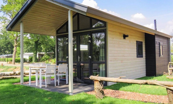 Susteren House | Stunning private villa for 4 people with WIFI, pool, TV and terrace