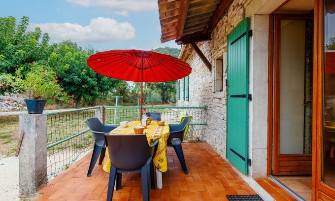 Barjac House | Stunning private villa for 4 guests with TV, terrace, pets allowed and panoramic view