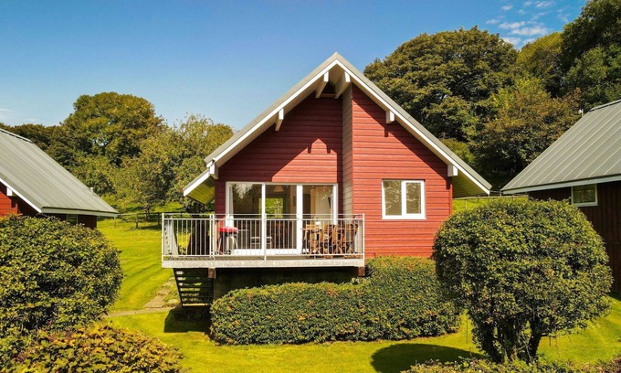 Fivelanes House | Stunning private villa for 4 guests with hot tub, WIFI, TV and patio