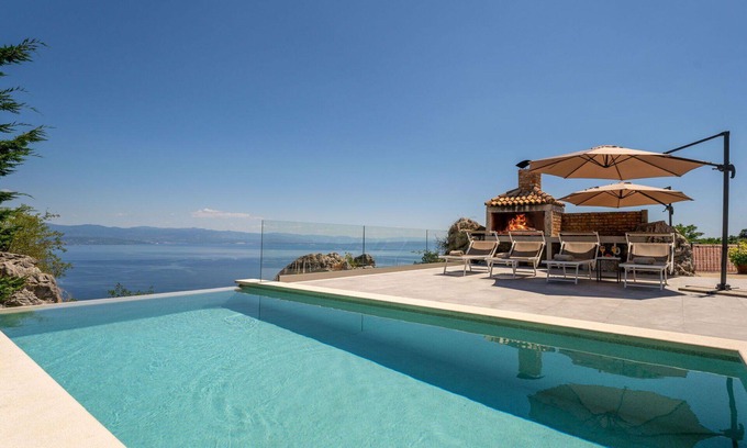 Liganj House | Stunning private villa for 8 people with WIFI, private pool, A/C, TV, terrace and parking